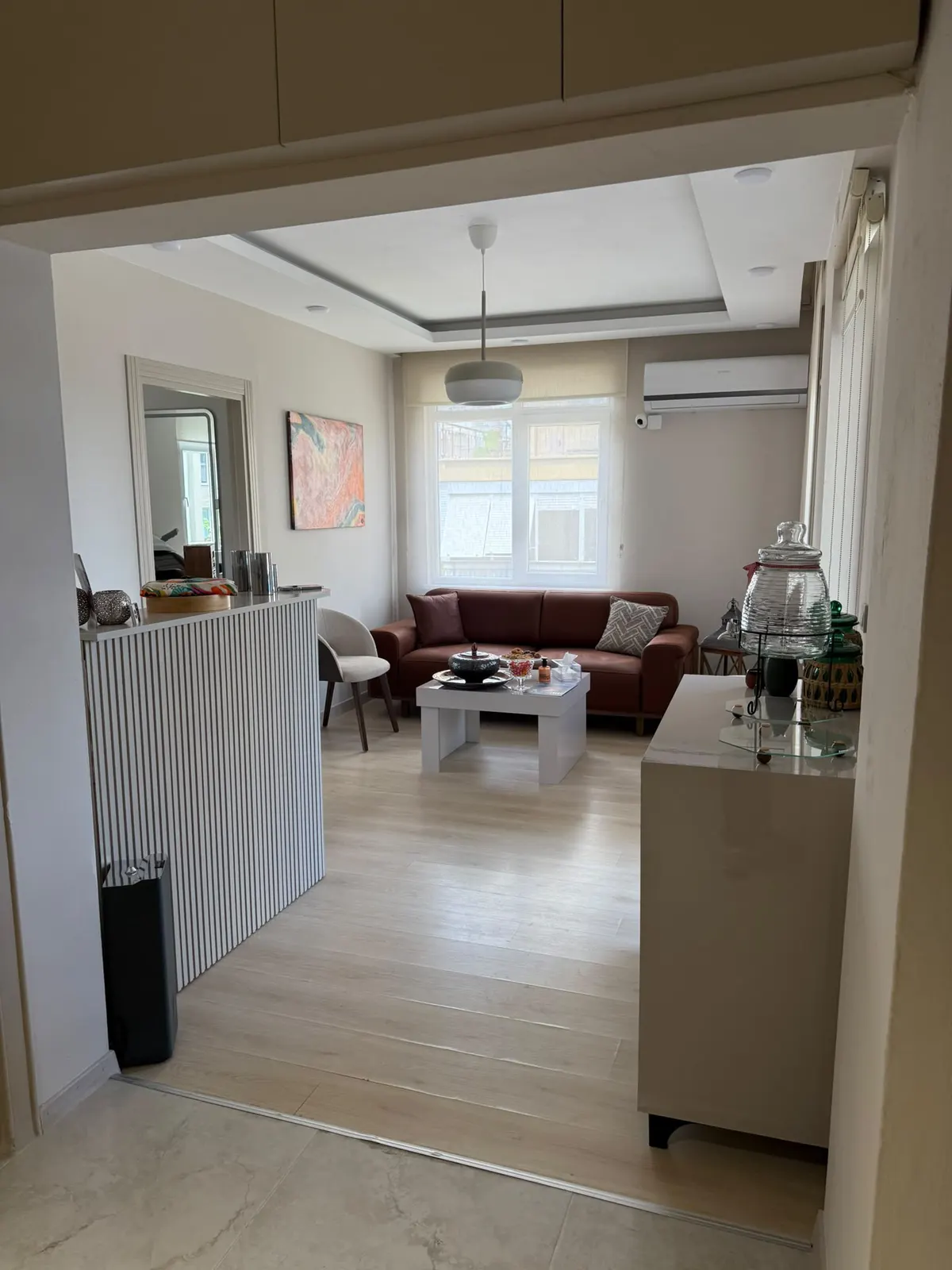 Salon girişinden bekleme alanının görünümü