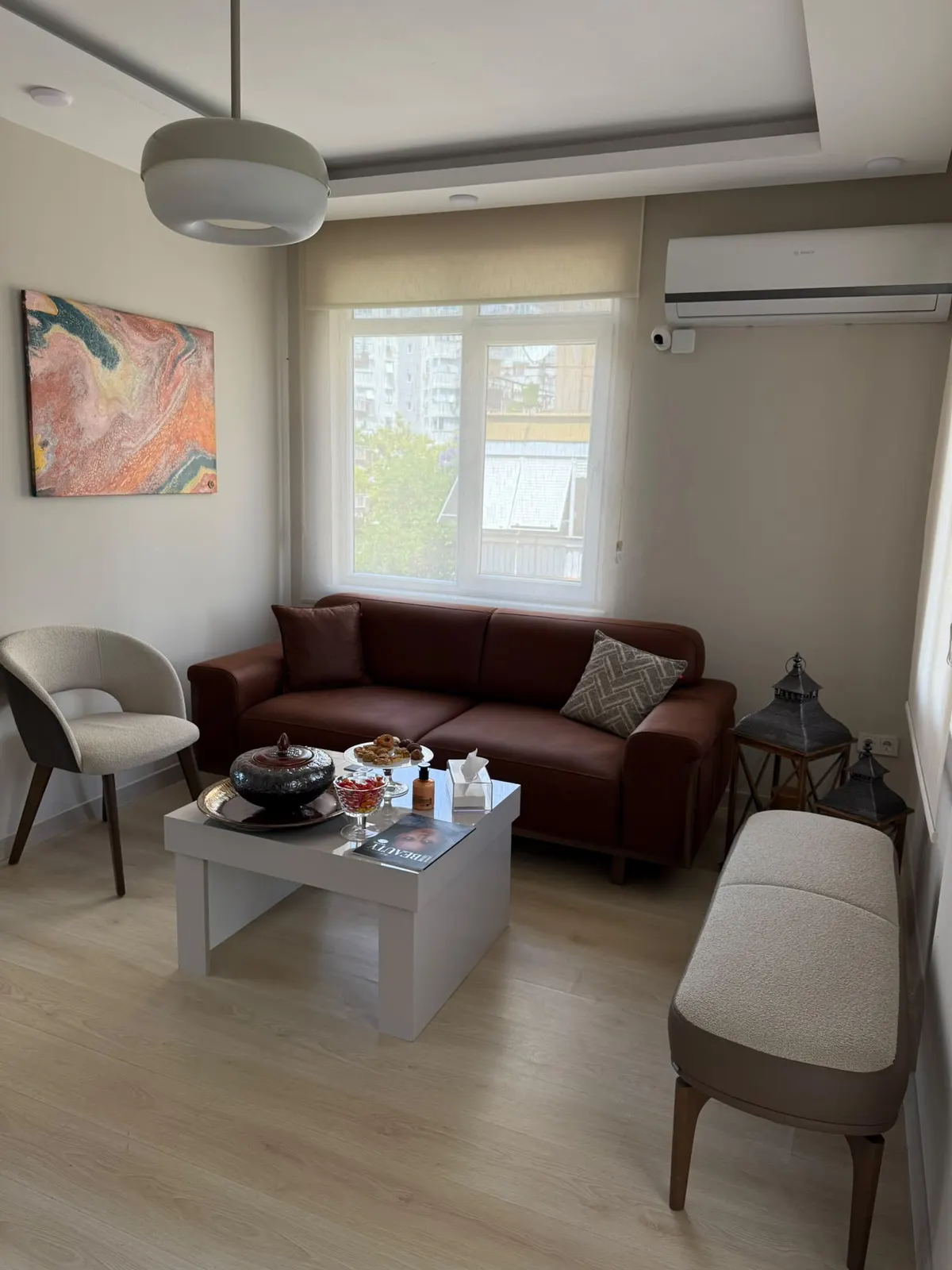 Kanepe, koltuk ve ikram masası bulunan bekleme salonu