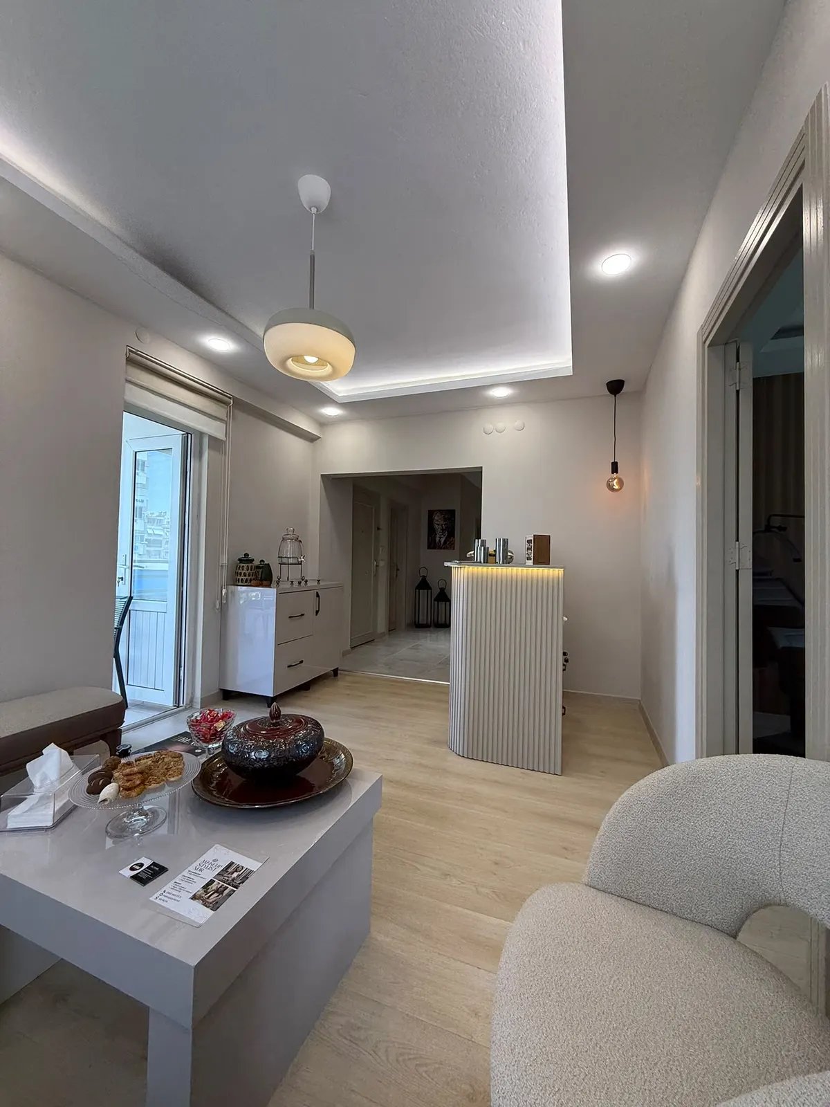 Bekleme salonundan resepsiyon ve koridor görünümü