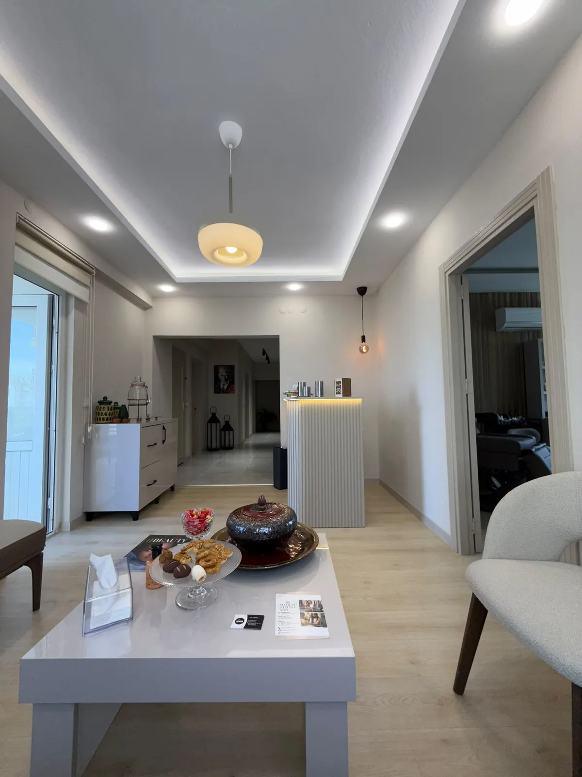 Kubi Beauty Studio karşılama ve oturma alanı, ışıklı tavan